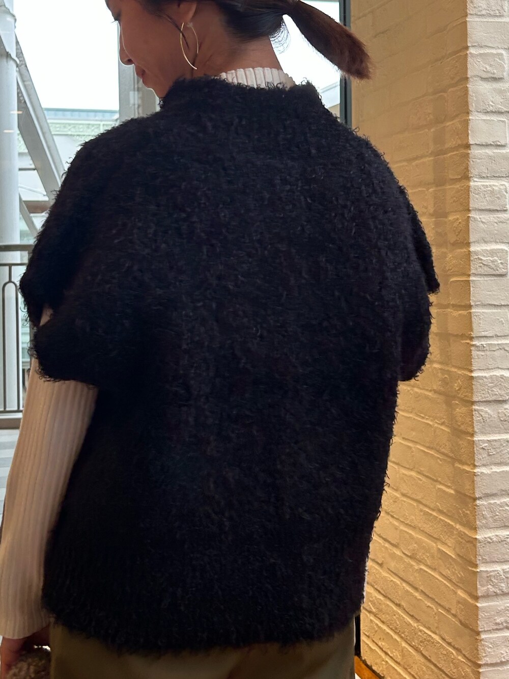 グリーン系のその他パンツ、ベージュ系のトートバッグ、ホワイト系のニット/セーターを着用したレディースの秋コーディネートの4枚目の写真