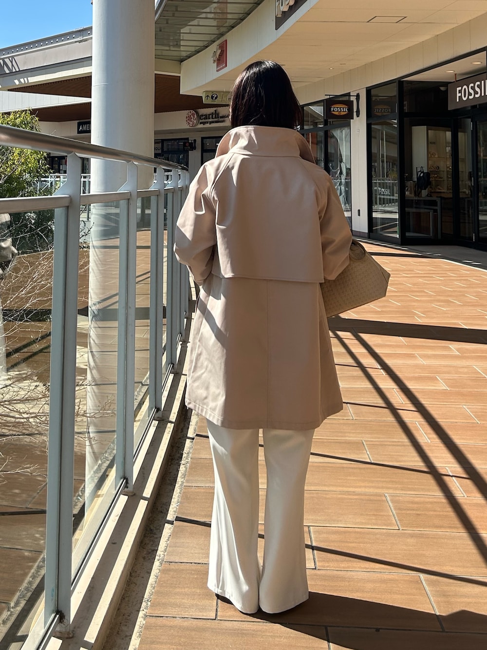 ホワイト系のその他パンツ、ベージュ系のその他アウター、イエロー系のカーディガン/ボレロを着用したレディースの春コーディネートの6枚目の写真