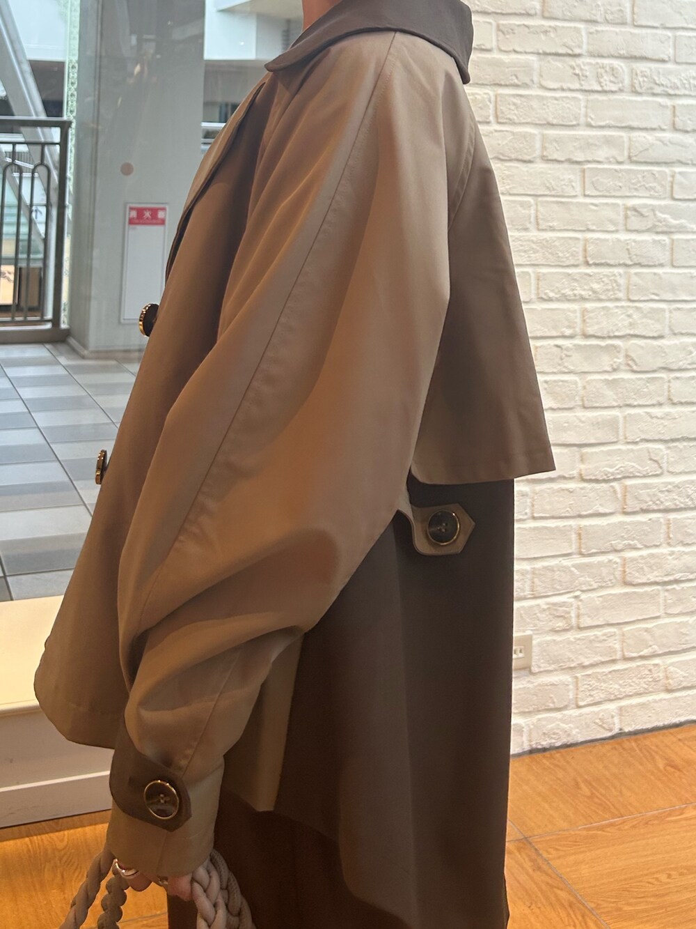 ブラウン系のその他パンツ、ブラウン系のニット/セーター、ホワイト系のトートバッグを着用したレディースの秋コーディネートの4枚目の写真