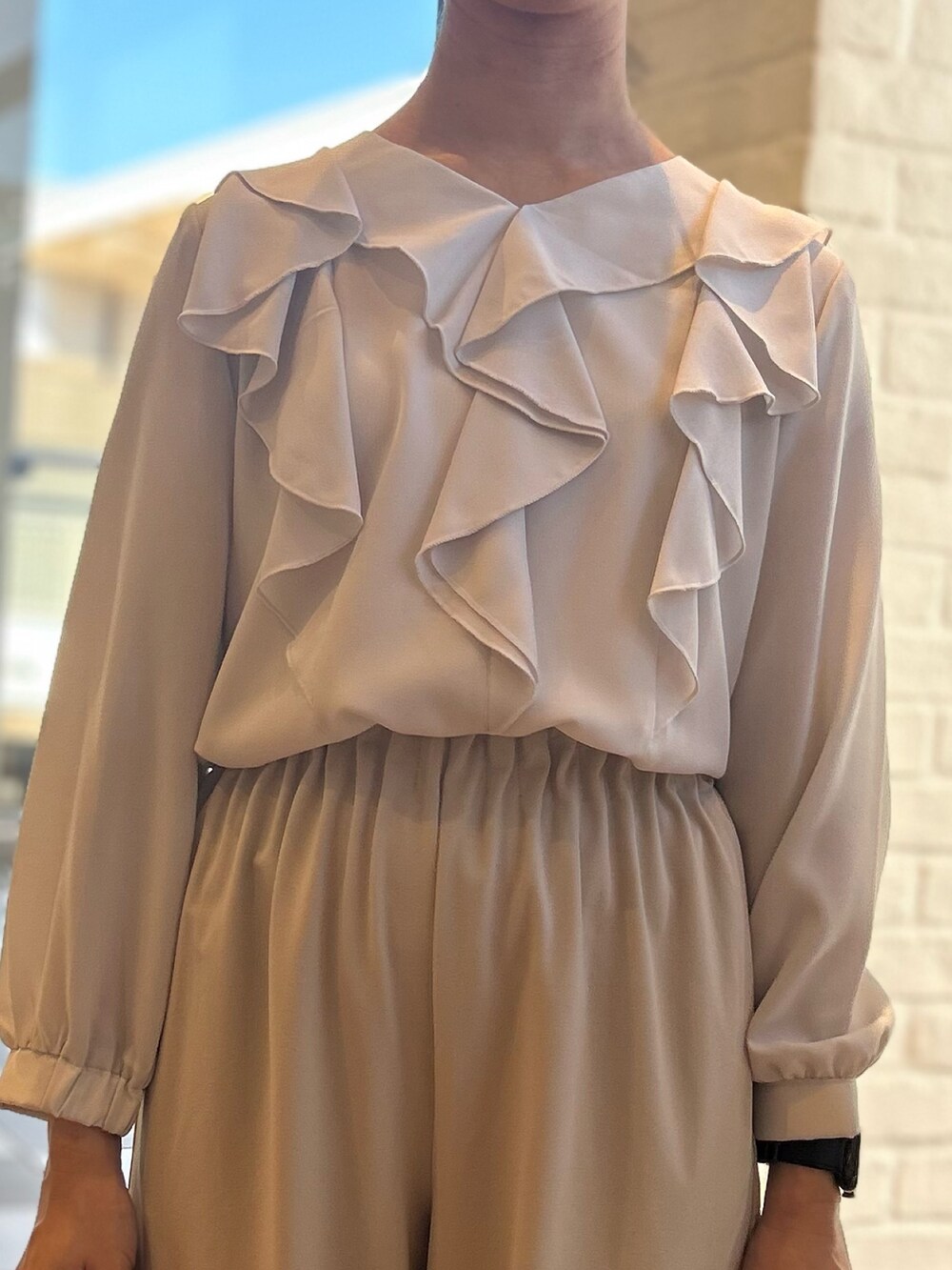 ベージュ系のその他パンツ、グレー系のトートバッグ、グレー系のシャツ/ブラウスを着用したレディースの秋コーディネートの3枚目の写真