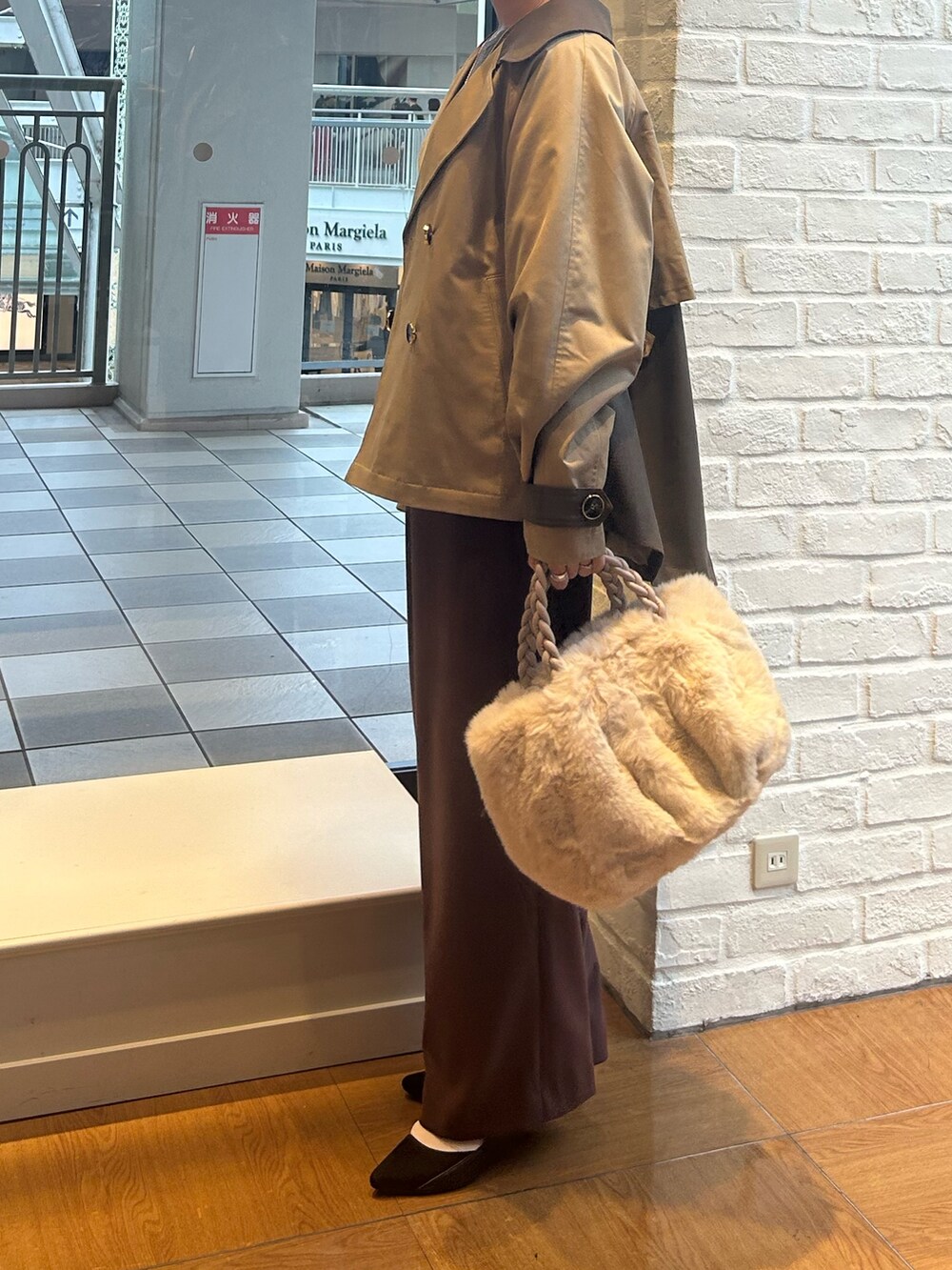 ブラウン系のその他パンツ、ブラウン系のニット/セーター、ホワイト系のトートバッグを着用したレディースの秋コーディネートの3枚目の写真