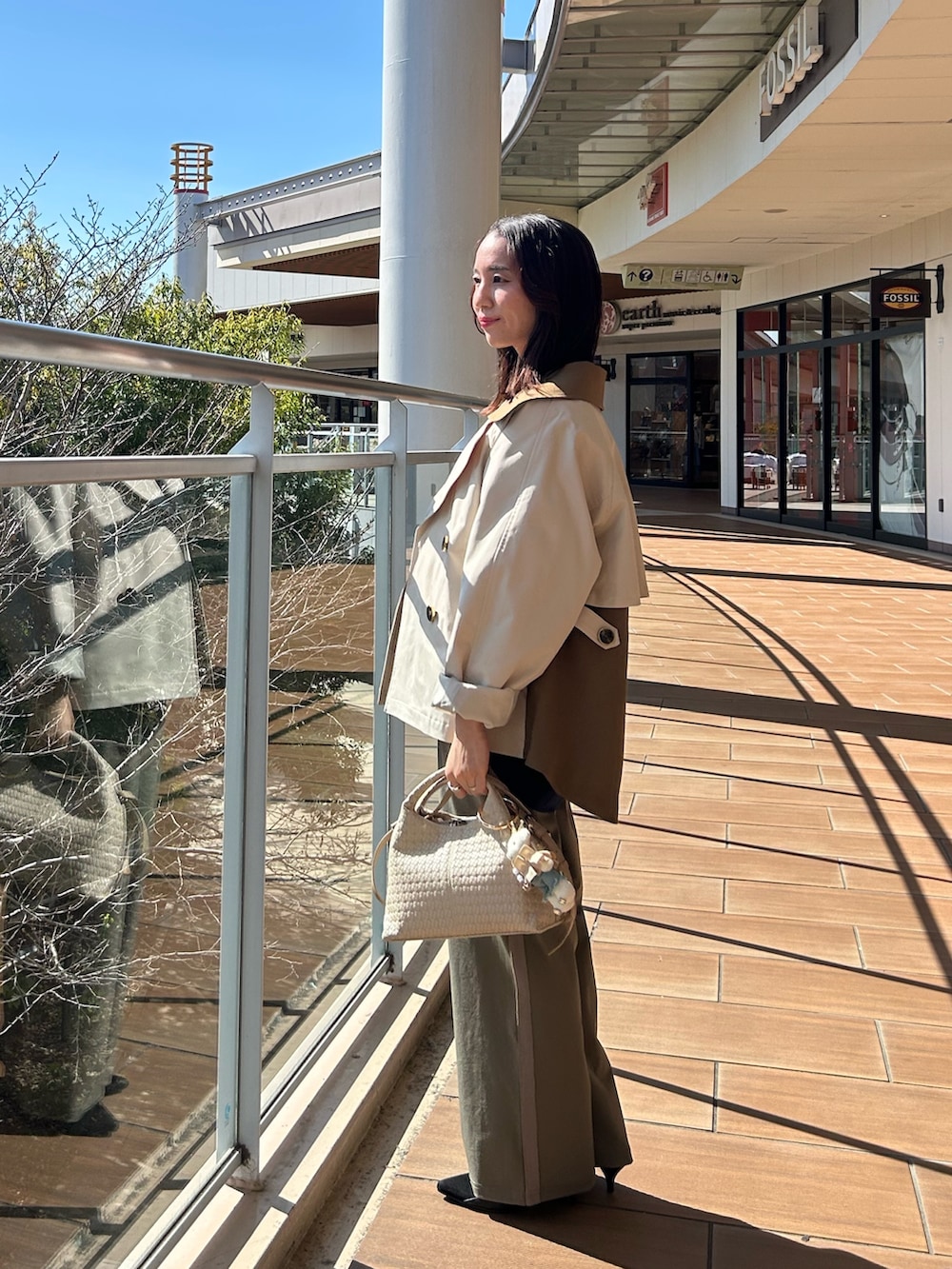 ベージュ系のブルゾン、グリーン系のその他パンツ、ブルー系のシャツ/ブラウスを着用したレディースの春コーディネートの2枚目の写真