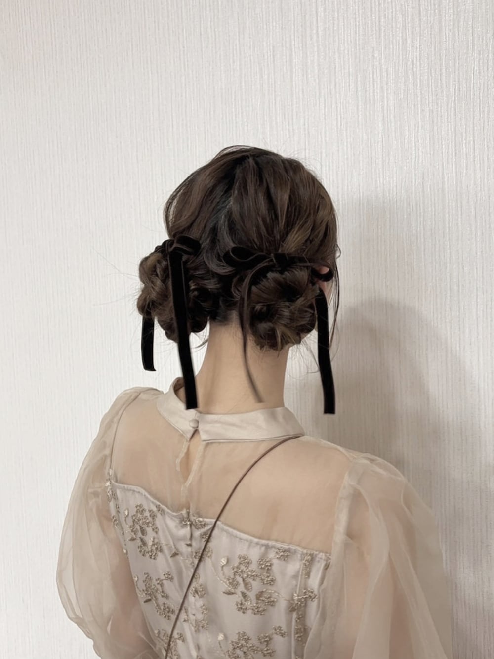 ベージュ系のドレス、ブラック系のハンドバッグ、ホワイト系のその他を着用したレディースの秋コーディネートの3枚目の写真