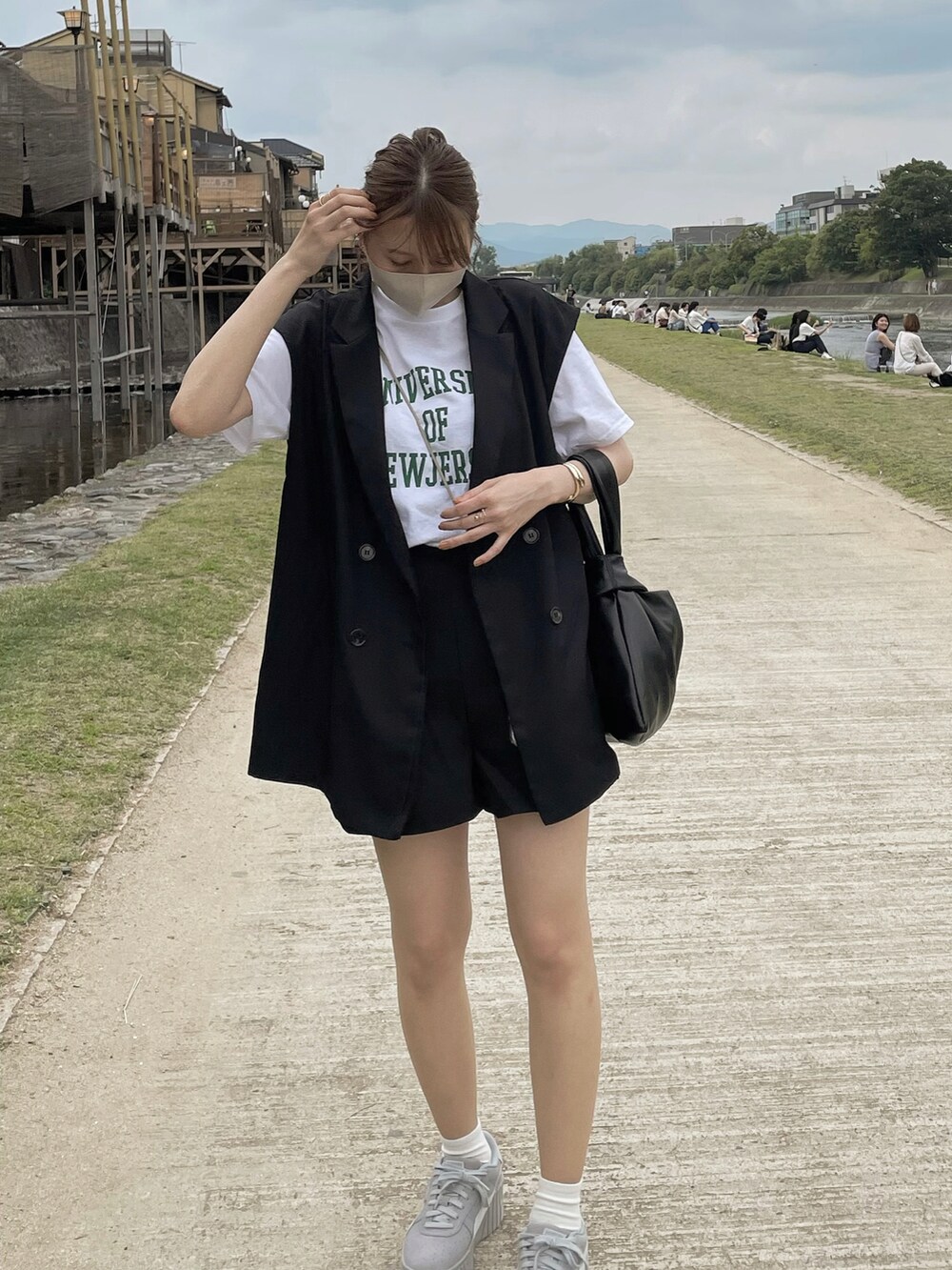 ブラック系のその他パンツ、ブラック系のベスト、ホワイト系のTシャツ/カットソーを着用したレディースの夏コーディネートの2枚目の写真