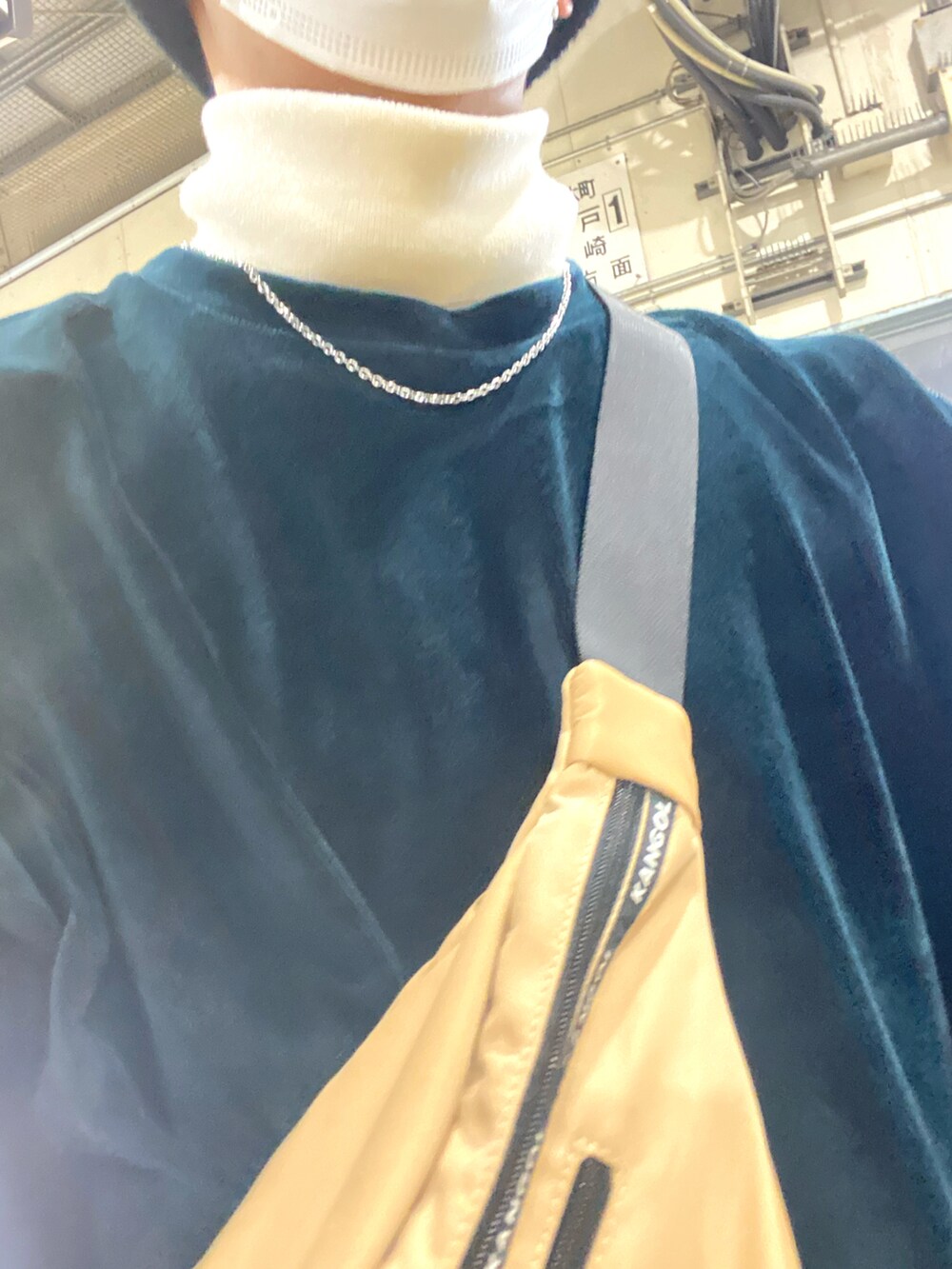 ブラック系のスニーカー、ホワイト系のスラックス、グリーン系のスウェットを着用したメンズの秋コーディネートの2枚目の写真