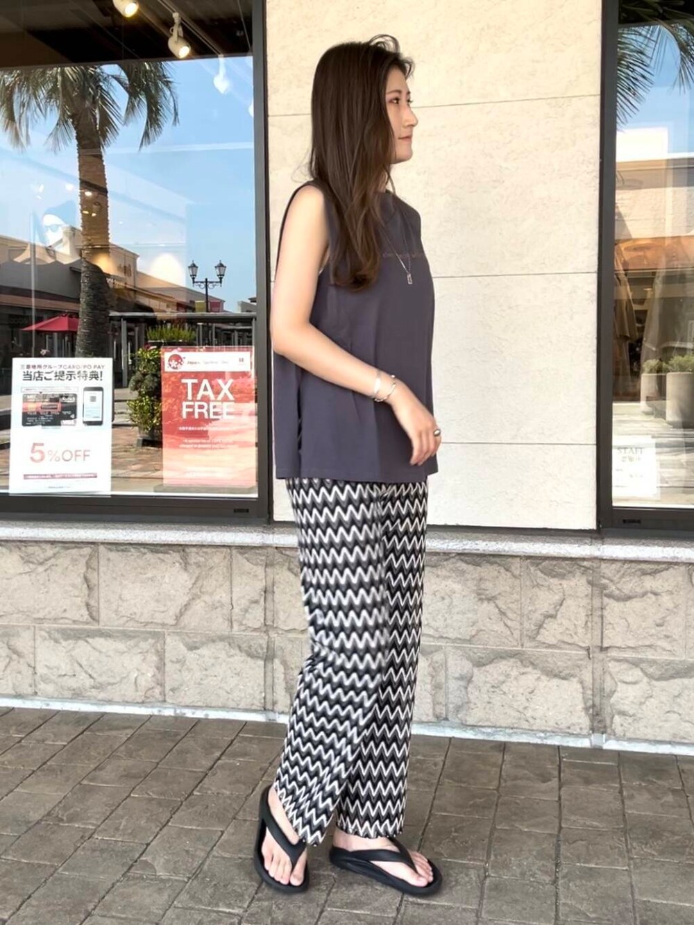 グレー系のTシャツ/カットソーを着用したレディースの夏コーディネートの5枚目の写真