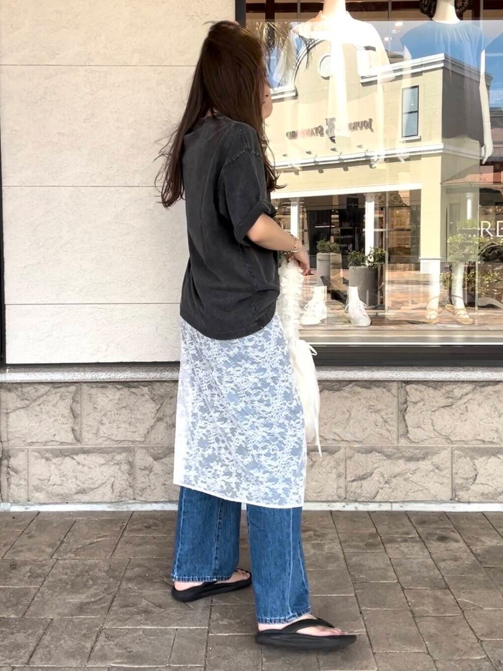 ブルー系のデニムパンツ、グレー系のTシャツ/カットソーを着用したレディースの夏コーディネートの4枚目の写真