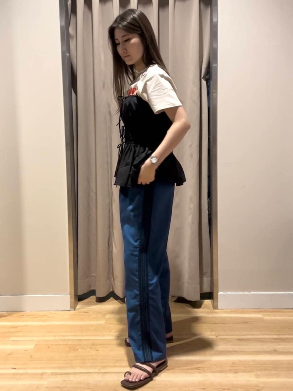 ブラック系のその他トップス、ホワイト系のTシャツ/カットソー、ブルー系のその他パンツを着用したレディースの秋コーディネートの4枚目の写真
