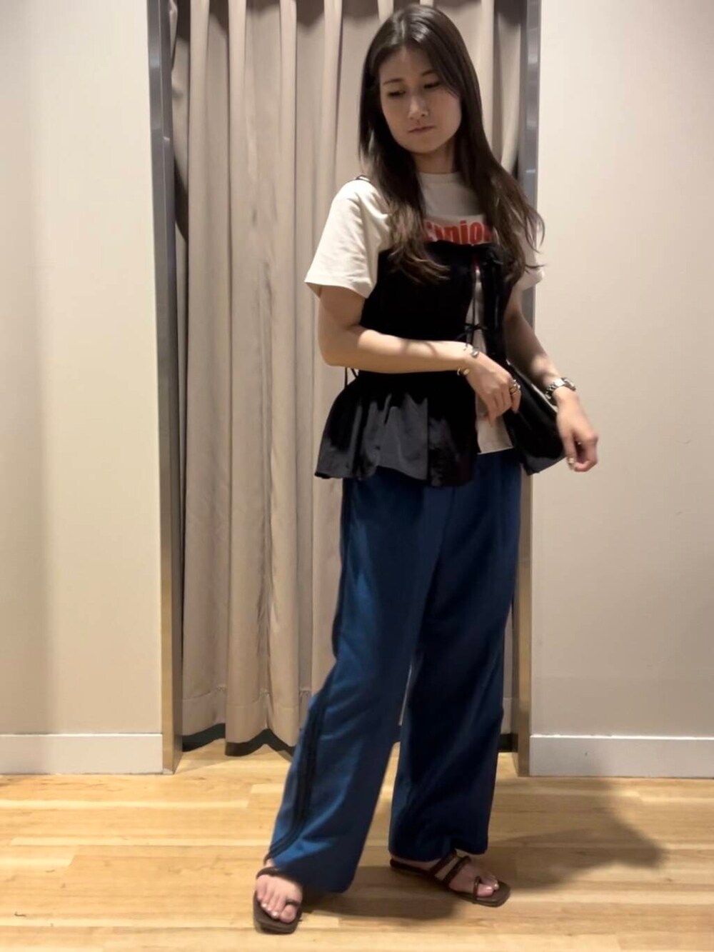 ブラック系のその他トップス、ホワイト系のTシャツ/カットソー、ブルー系のその他パンツを着用したレディースの秋コーディネートの2枚目の写真