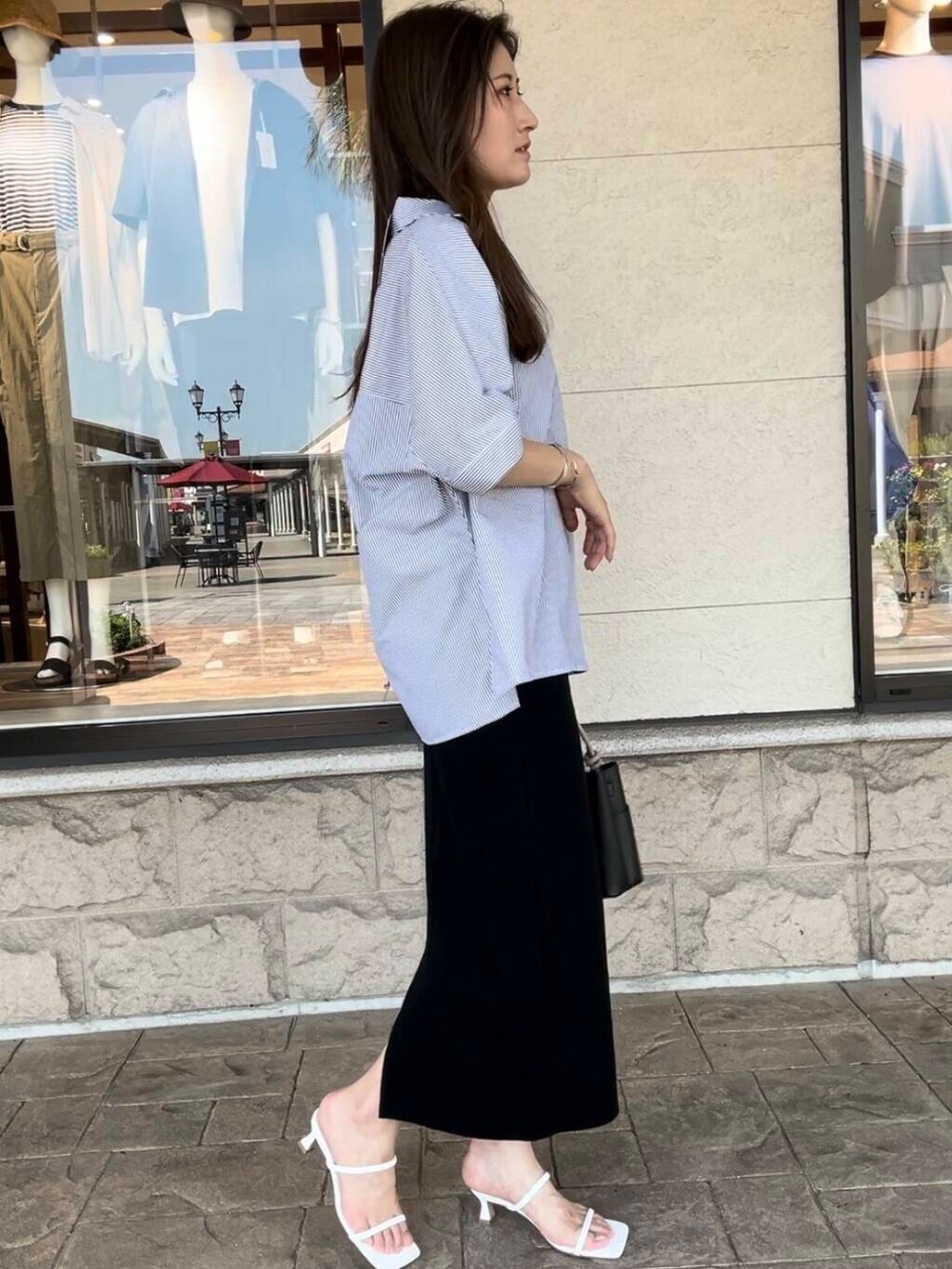 ホワイト系のサンダル、その他のシャツ/ブラウスを着用したレディースの夏コーディネートの6枚目の写真