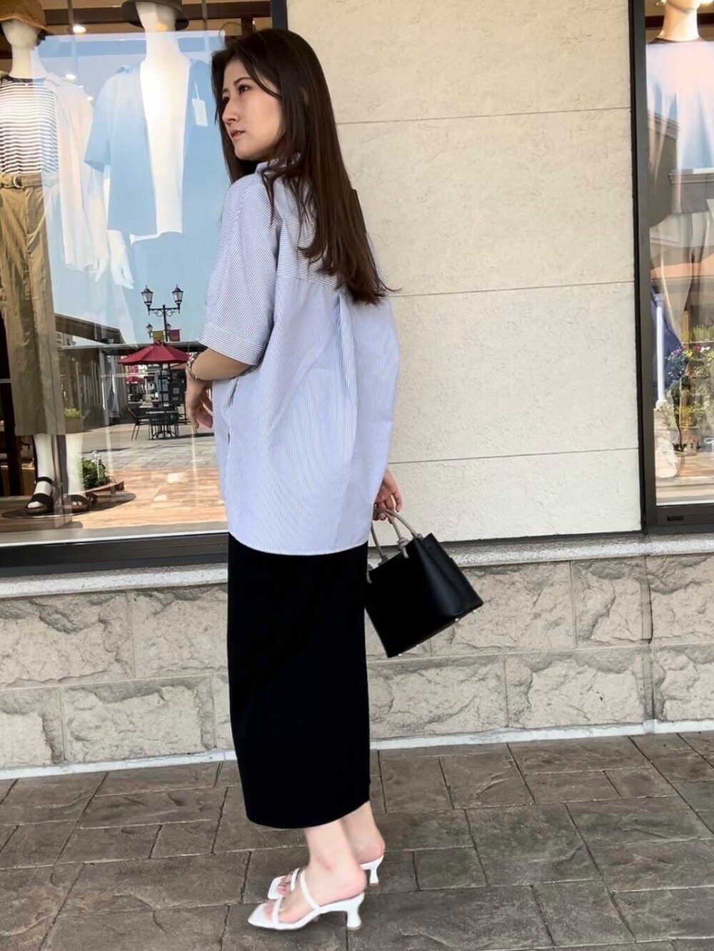 ホワイト系のサンダル、その他のシャツ/ブラウスを着用したレディースの夏コーディネートの3枚目の写真