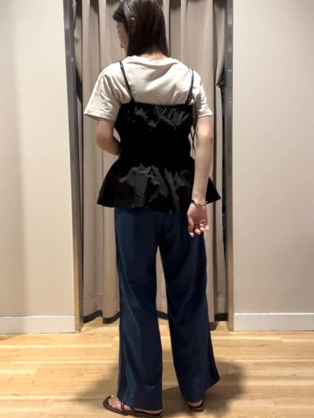 ブラック系のその他トップス、ホワイト系のTシャツ/カットソー、ブルー系のその他パンツを着用したレディースの秋コーディネートの6枚目の写真