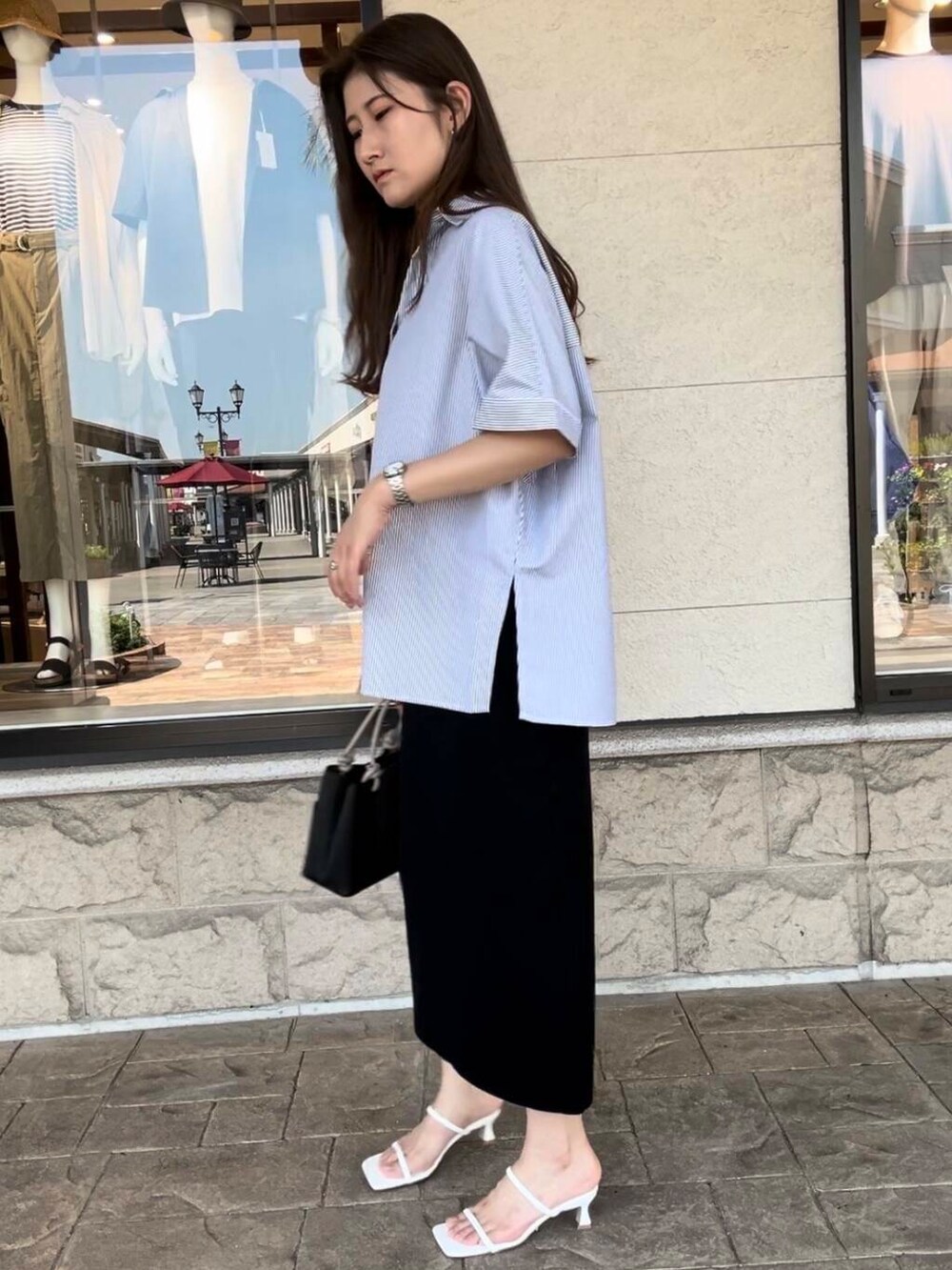 ホワイト系のサンダル、その他のシャツ/ブラウスを着用したレディースの夏コーディネートの4枚目の写真