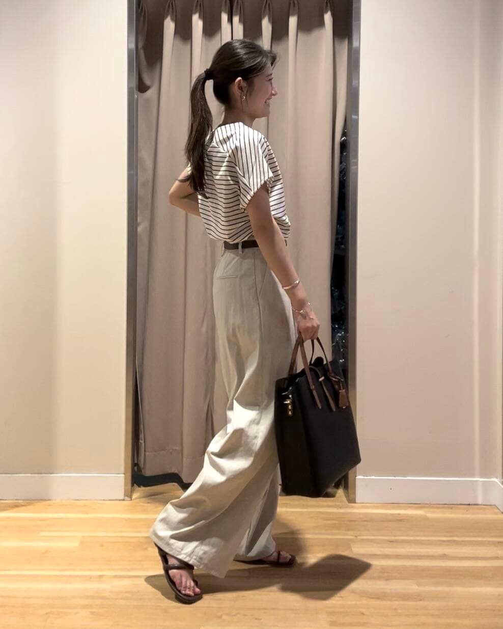 ブラック系のトートバッグ、ホワイト系のTシャツ/カットソー、グリーン系のその他パンツを着用したレディースの夏コーディネートの5枚目の写真