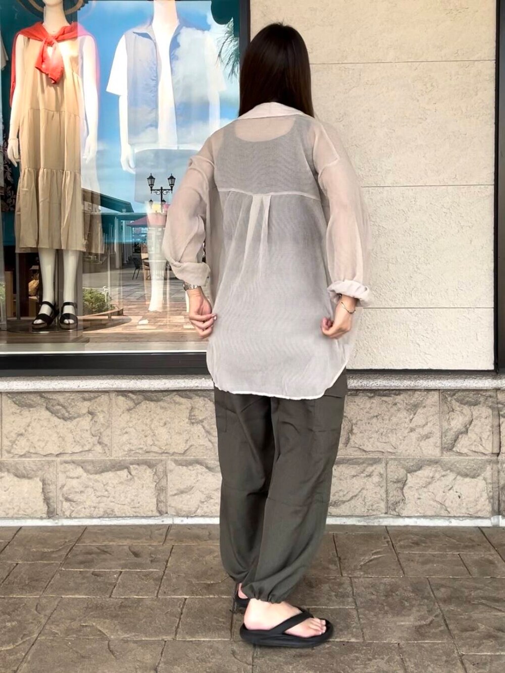 ホワイト系のシャツ/ブラウス、ブラック系のタンクトップ、グリーン系のその他パンツを着用したレディースの夏コーディネートの6枚目の写真