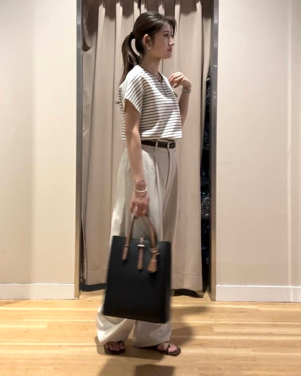 ブラック系のトートバッグ、ホワイト系のTシャツ/カットソー、グリーン系のその他パンツを着用したレディースの夏コーディネートの4枚目の写真