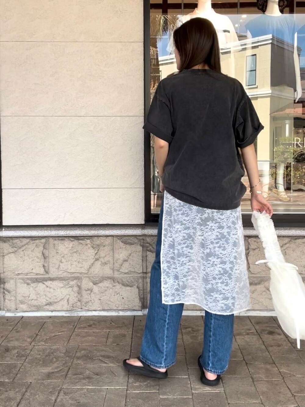 ブルー系のデニムパンツ、グレー系のTシャツ/カットソーを着用したレディースの夏コーディネートの5枚目の写真