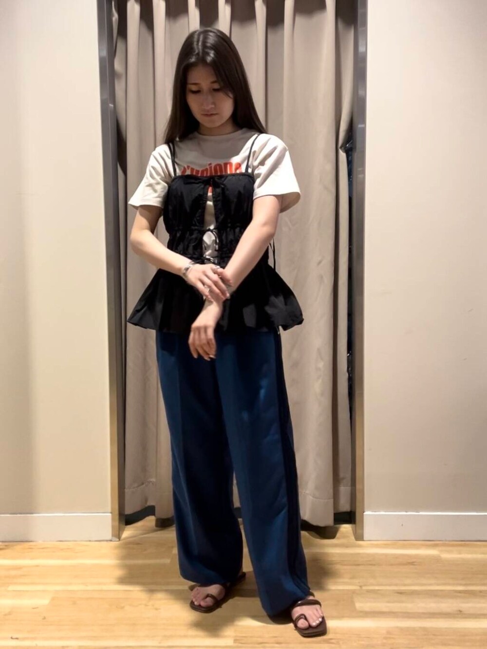 ブラック系のその他トップス、ホワイト系のTシャツ/カットソー、ブルー系のその他パンツを着用したレディースの秋コーディネートの3枚目の写真