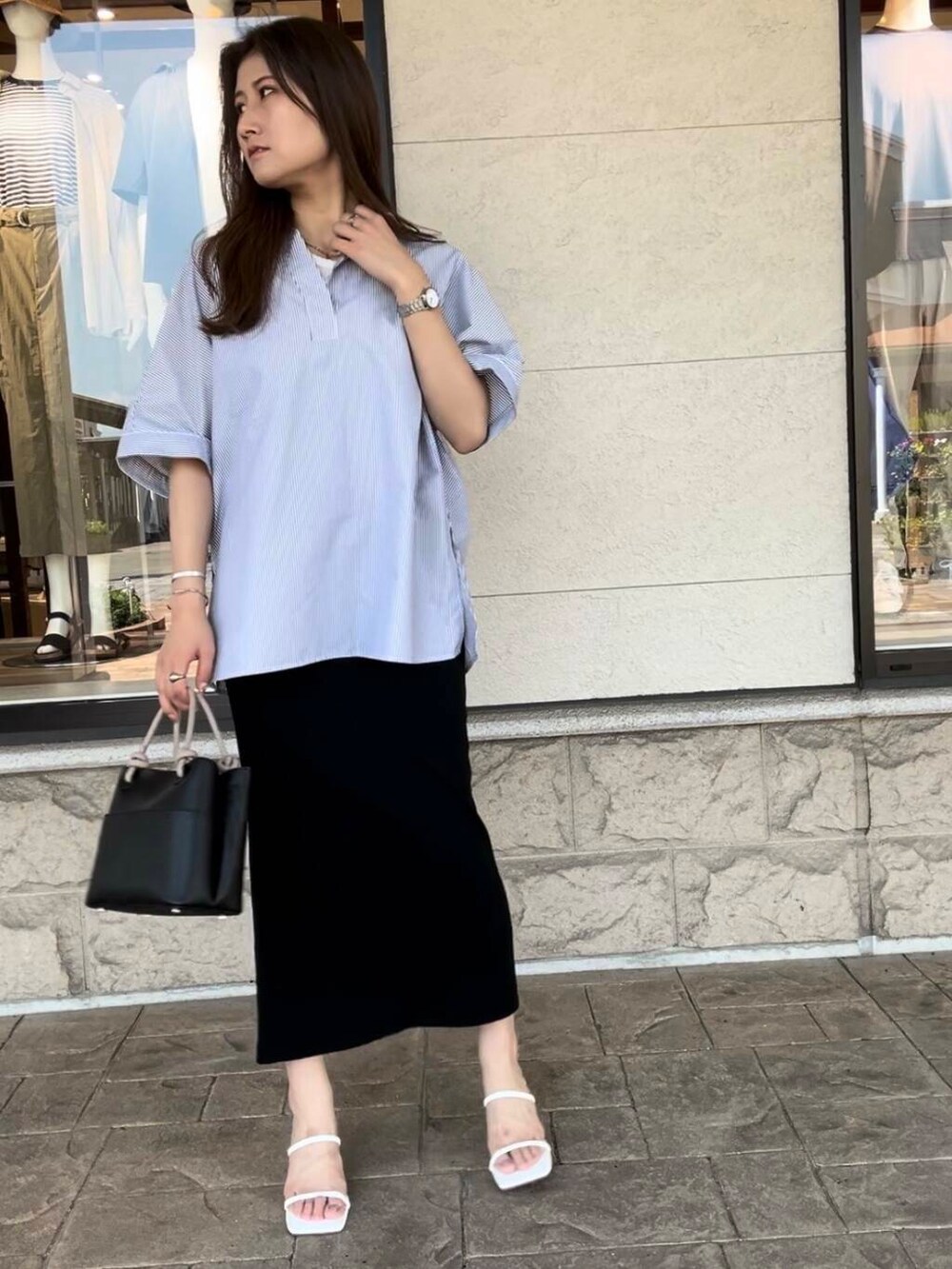 ホワイト系のサンダル、その他のシャツ/ブラウスを着用したレディースの夏コーディネートの2枚目の写真