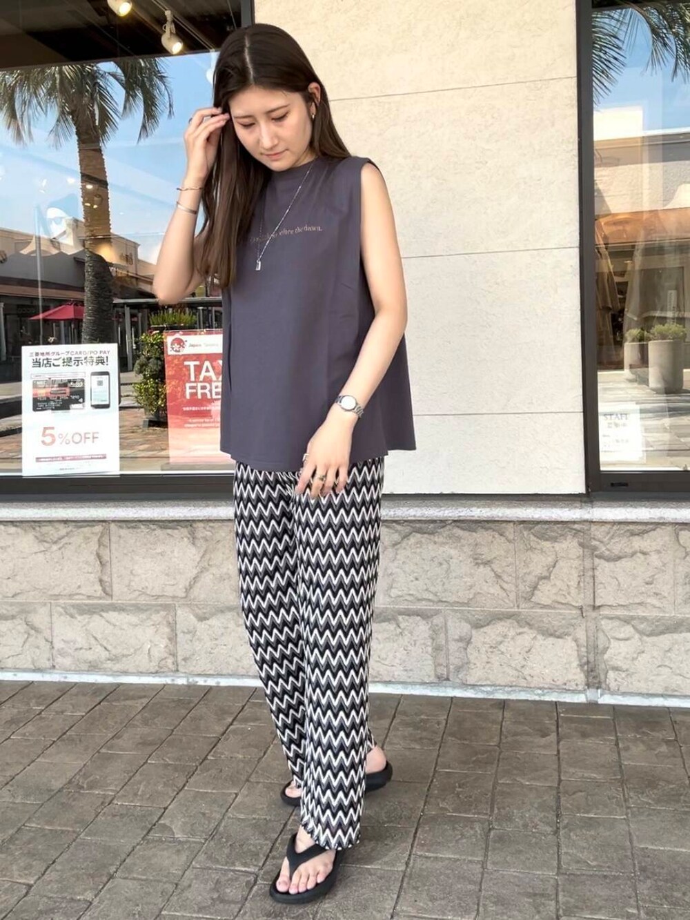 グレー系のTシャツ/カットソーを着用したレディースの夏コーディネートの3枚目の写真