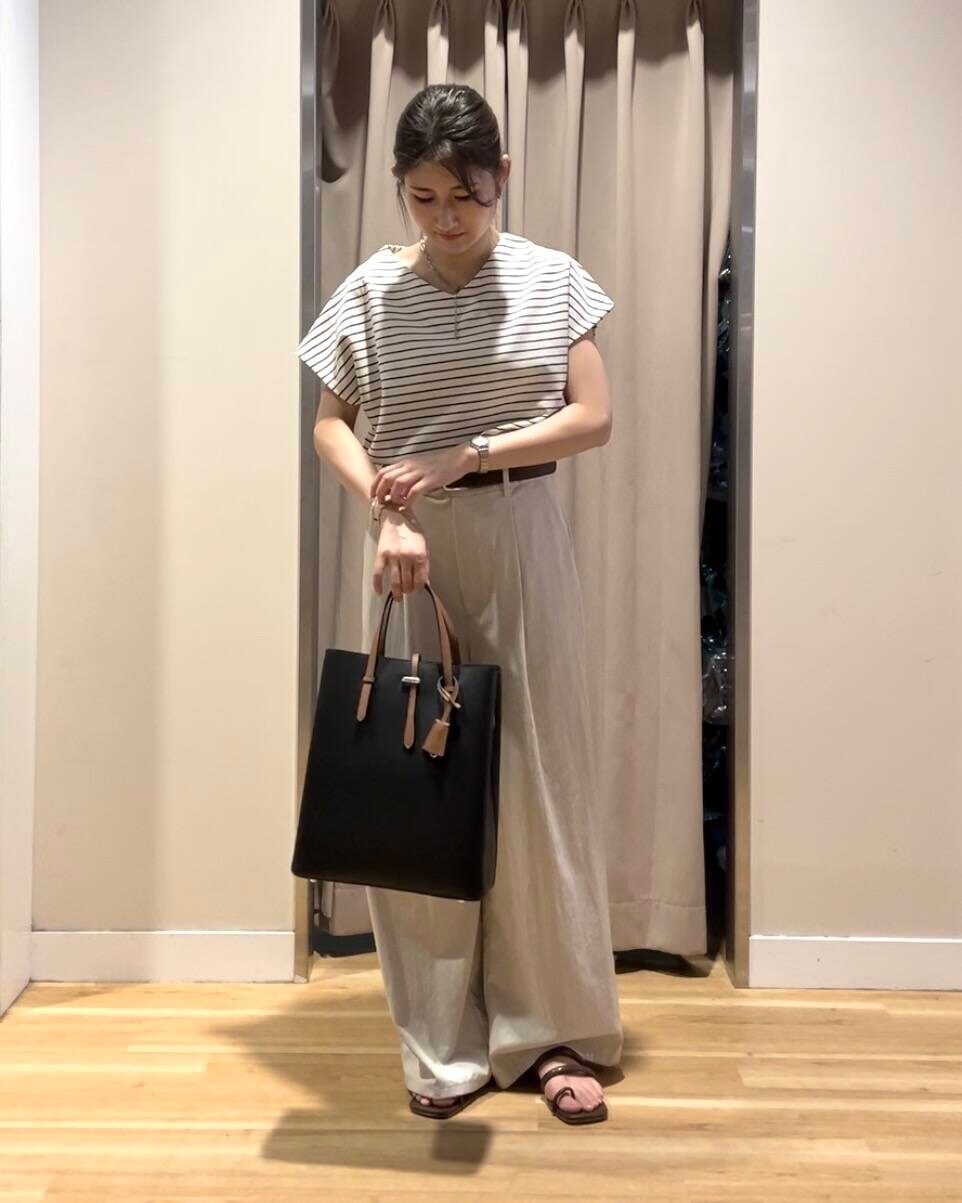 ブラック系のトートバッグ、ホワイト系のTシャツ/カットソー、グリーン系のその他パンツを着用したレディースの夏コーディネートの3枚目の写真