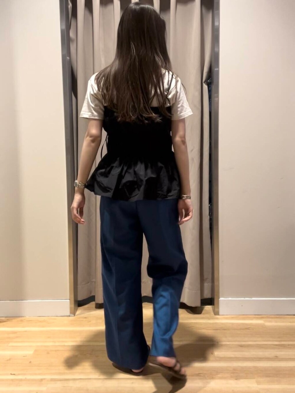 ブラック系のその他トップス、ホワイト系のTシャツ/カットソー、ブルー系のその他パンツを着用したレディースの秋コーディネートの5枚目の写真