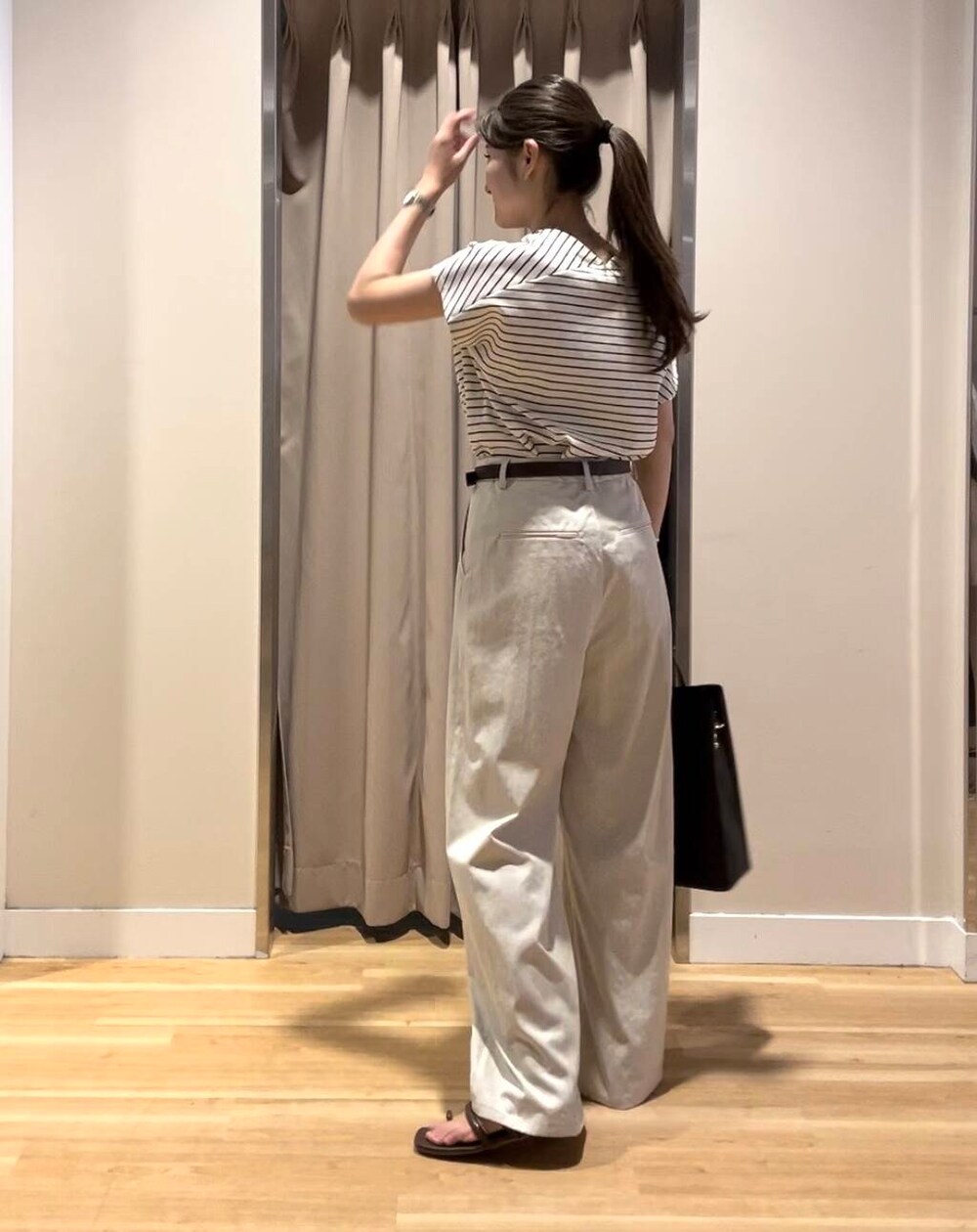 ブラック系のトートバッグ、ホワイト系のTシャツ/カットソー、グリーン系のその他パンツを着用したレディースの夏コーディネートの6枚目の写真