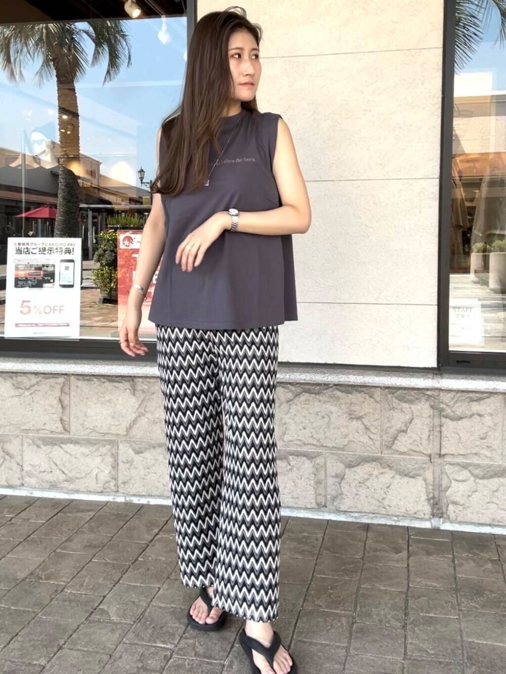 グレー系のTシャツ/カットソーを着用したレディースの夏コーディネートの2枚目の写真