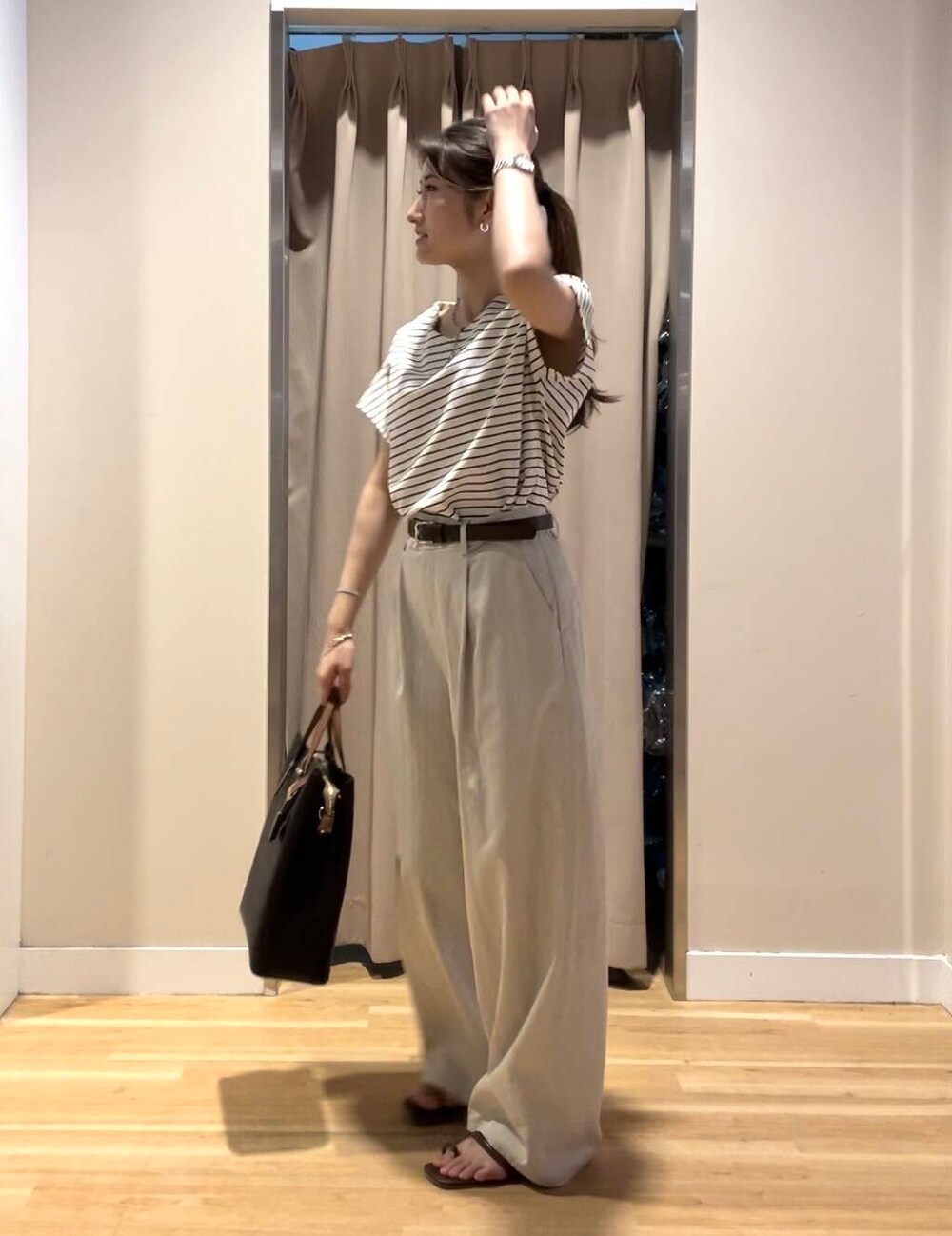 ブラック系のトートバッグ、ホワイト系のTシャツ/カットソー、グリーン系のその他パンツを着用したレディースの夏コーディネートの7枚目の写真