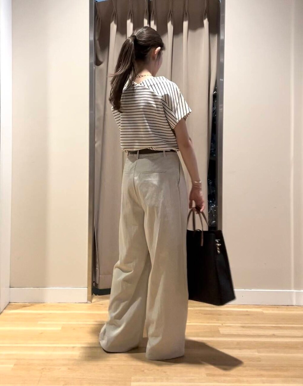 ブラック系のトートバッグ、ホワイト系のTシャツ/カットソー、グリーン系のその他パンツを着用したレディースの夏コーディネートの8枚目の写真