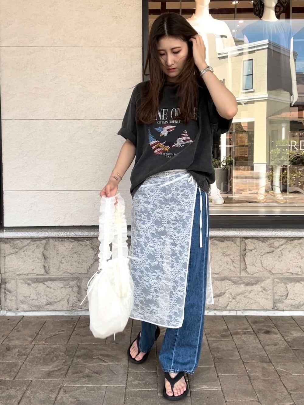 ブルー系のデニムパンツ、グレー系のTシャツ/カットソーを着用したレディースの夏コーディネートの2枚目の写真