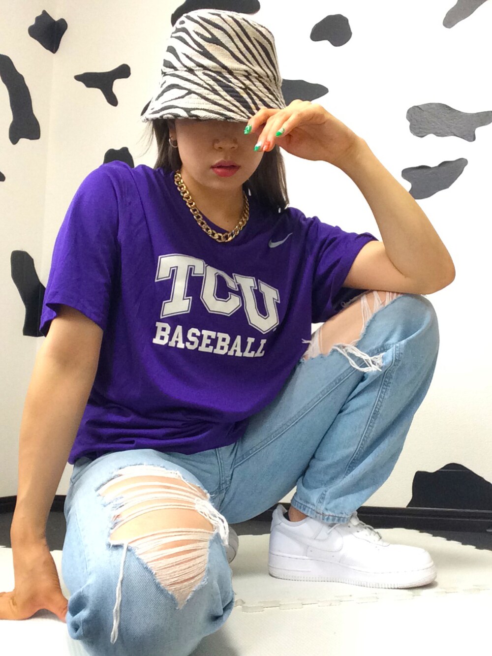 パープル系のTシャツ/カットソー、ホワイト系のバッグ、ブルー系のデニムパンツを着用したレディースの春コーディネートの3枚目の写真