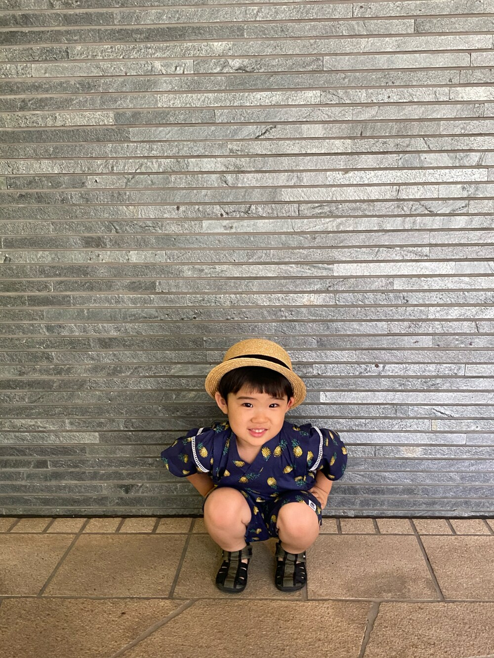 グリーン系のサンダル、ブラウン系の帽子、ブルー系の浴衣を着用したキッズの夏コーディネートの3枚目の写真