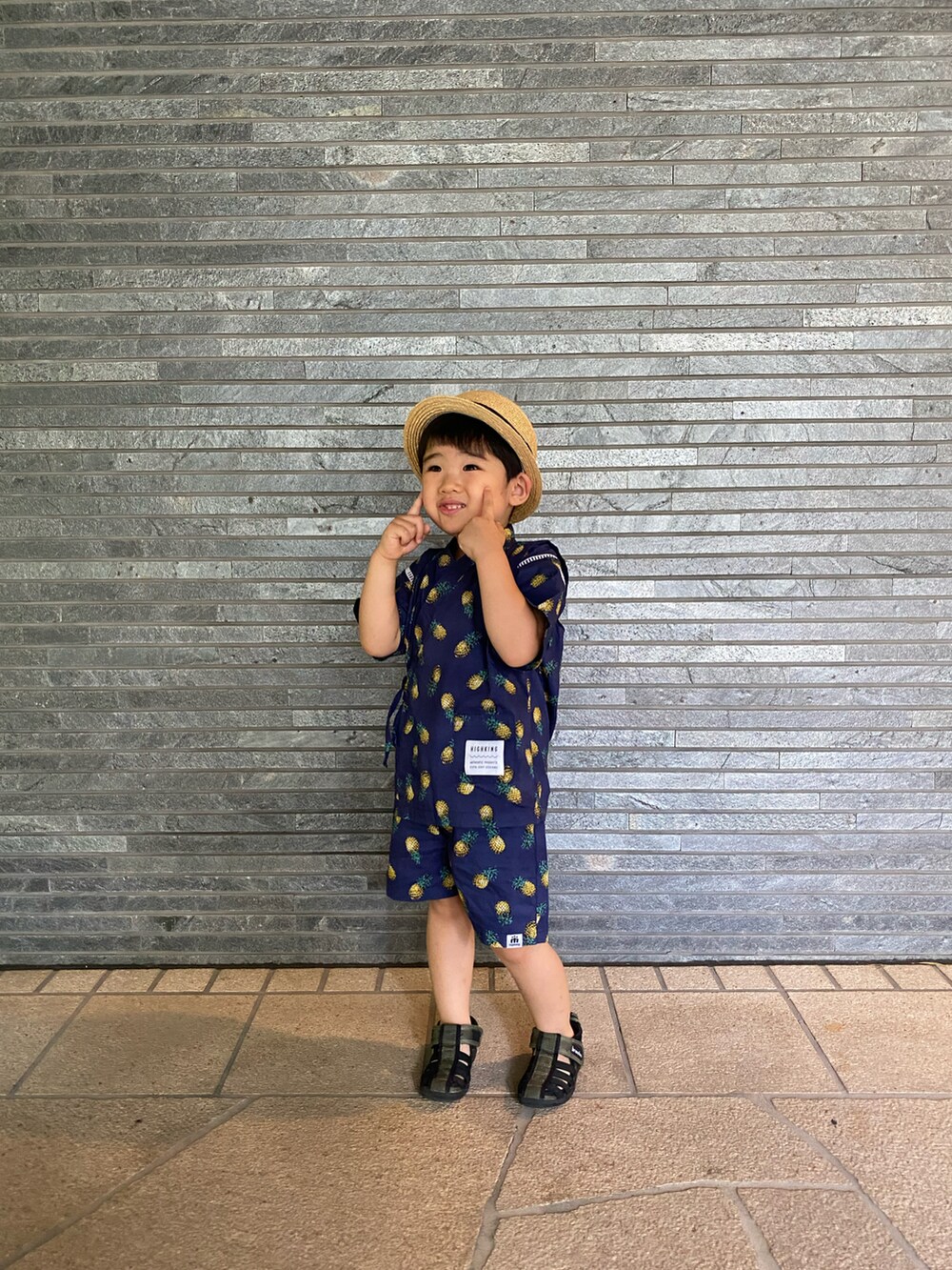 グリーン系のサンダル、ブラウン系の帽子、ブルー系の浴衣を着用したキッズの夏コーディネートの2枚目の写真