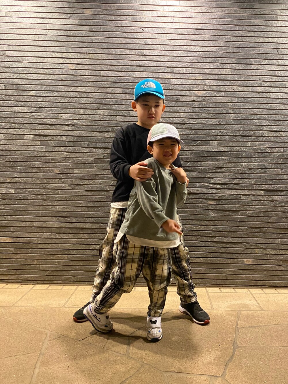 グリーン系のTシャツ/カットソー、ブラック系のTシャツ/カットソー、ホワイト系のチノパンツを着用したキッズの春コーディネートの2枚目の写真