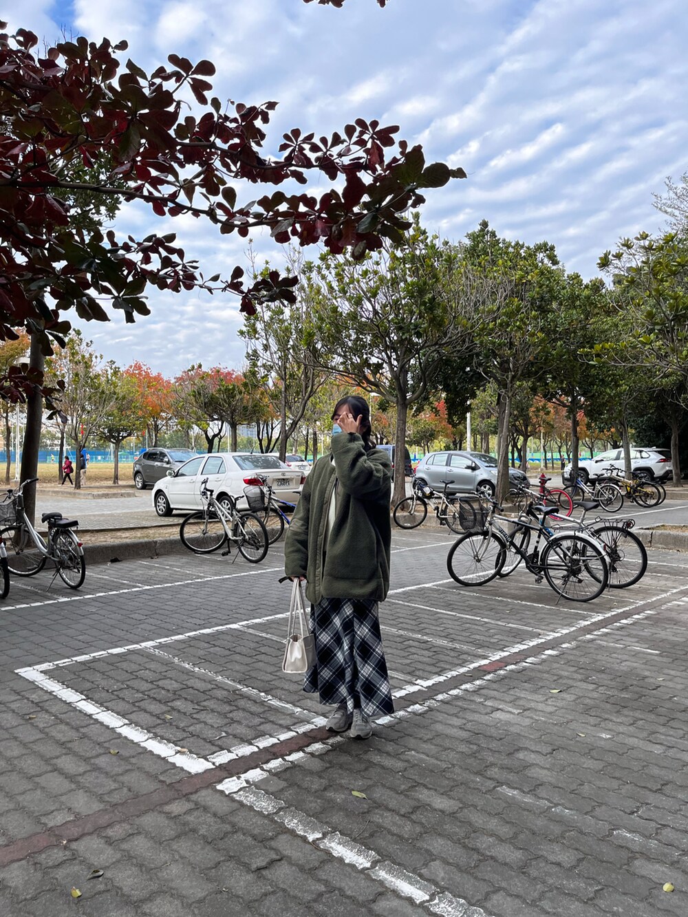 ブルー系のベスト、ブラウン系のスカートを着用したレディースの冬コーディネートの2枚目の写真