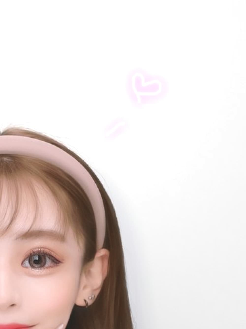 グリーン系のカーディガン/ボレロ、ベージュ系のシャツ/ブラウス、ブラウン系のワンピースを着用したレディースの冬コーディネートの3枚目の写真