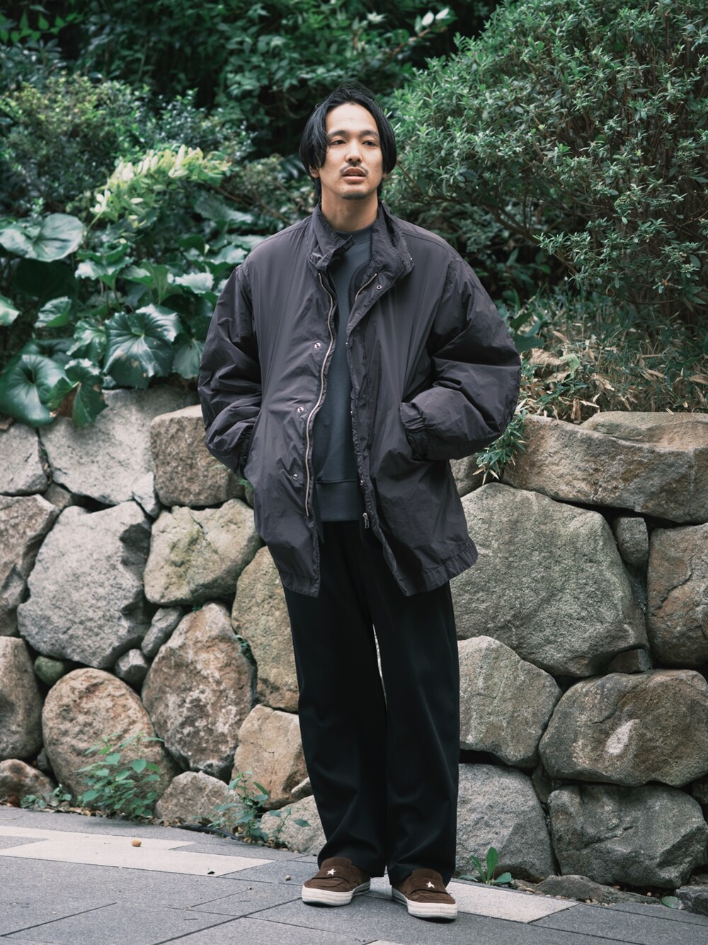 ブラック系のモッズコート、ブラック系のスラックス、ブラック系のモッズコートを着用したメンズの秋コーディネートの2枚目の写真