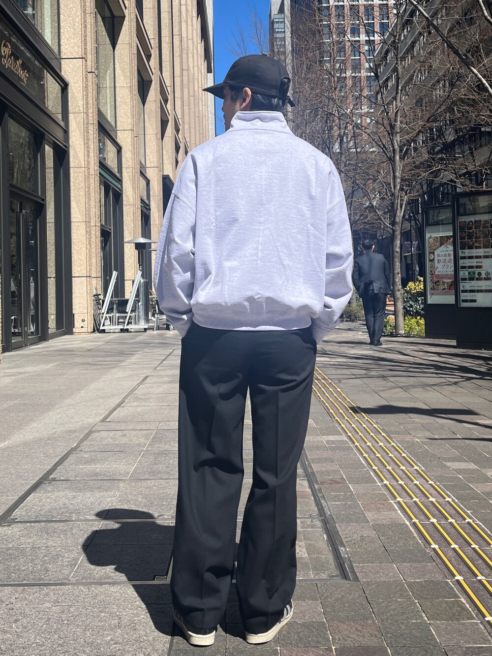 「春のおしゃ見えテクニック、スラックス、ストリート、メンズコーデ、シンプルスタイル、ファッションを楽しもう、春服、大人カジュアル、はるコーデ、春夏コーデ、着回しコーデ、キレイめ、ビッグシルエット、スポーツミックス、ハーフジップ」｜「markawareの【MARKAWARE/マーカウェア】別注 ORGANIC COTTON QUARTER ZIP SWEAT SHORT/別注 オーガニックコットンハーフジップスウェットショート（スウェット、グレー系）」を使った、THE TOKYO STAFFさん（メンズ・172cm）の春コーディネートの4枚目の写真