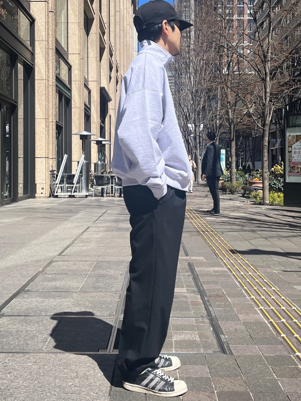 「春のおしゃ見えテクニック、スラックス、ストリート、メンズコーデ、シンプルスタイル、ファッションを楽しもう、春服、大人カジュアル、はるコーデ、春夏コーデ、着回しコーデ、キレイめ、ビッグシルエット、スポーツミックス、ハーフジップ」｜「markawareの【MARKAWARE/マーカウェア】別注 ORGANIC COTTON QUARTER ZIP SWEAT SHORT/別注 オーガニックコットンハーフジップスウェットショート（スウェット、グレー系）」を使った、THE TOKYO STAFFさん（メンズ・172cm）の春コーディネートの3枚目の写真