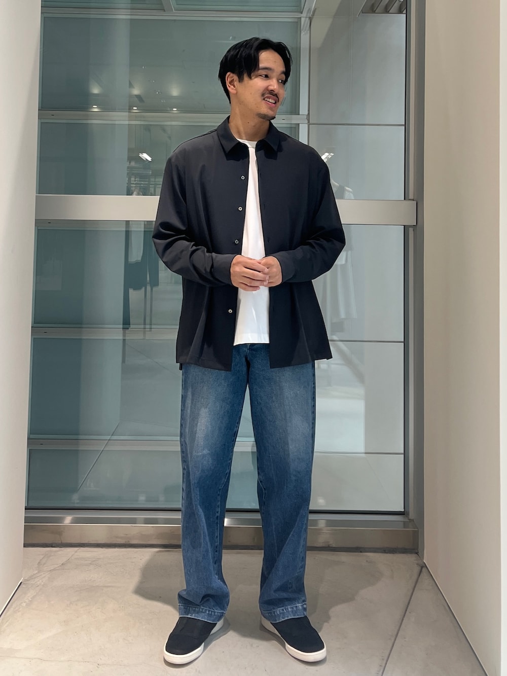 「シャツスタイル、シンプルコーデ、きれいめカジュアル、休日スタイル、スニーカー、お出かけコーデ、デートコーデ、カジュアルコーデ、初夏コーデ、デニムコーデ、メンズコーデ、メンズファッション、着回しコーデ」｜「THE TOKYOのもっと猛暑から解放/ライトマットジャージーロングスリーブシャツ【セットアップ対応】（シャツ/ブラウス、グリーン系）」を使った、THE TOKYO STAFFさん（メンズ・172cm）の春コーディネートの2枚目の写真