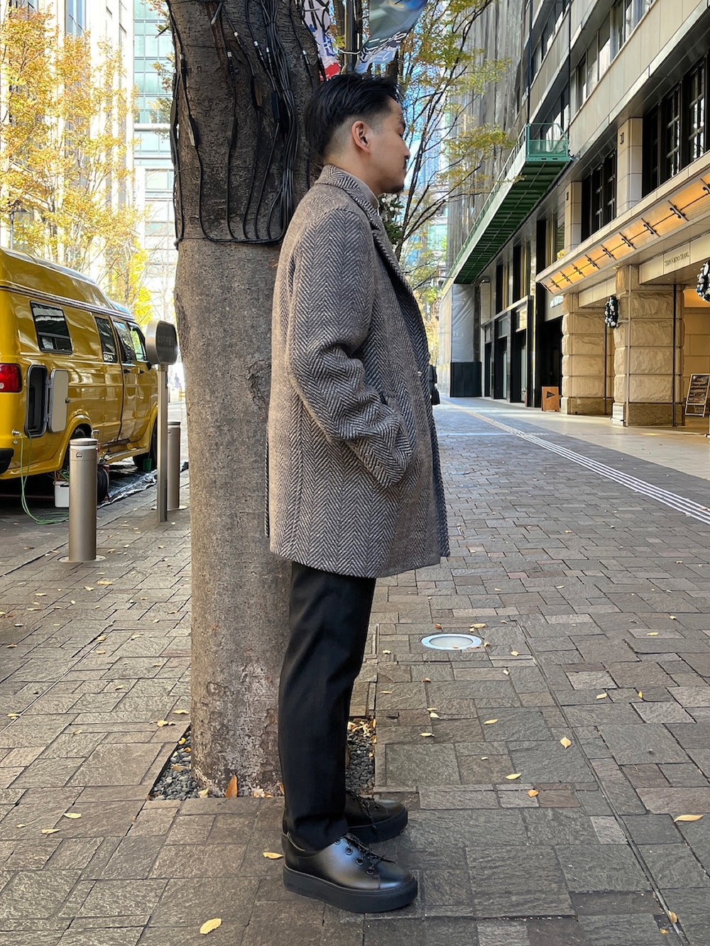 「淡色コーデ、レイヤードスタイル、スラックス、冬アウター、休日スタイル、クリスマスに着たい服、お出かけコーデ、シンプルコーデ、メンズファッション、きれいめカジュアル、大人カジュアル、冬、コート」｜「THE TOKYOの【THE TOKYO/ザトウキョウ】Airy Tweed Short Coat/エアリーツイードショートコート（チェスターコート、グレー系）」を使った、THE TOKYO STAFFさん（メンズ・172cm）の冬コーディネートの3枚目の写真