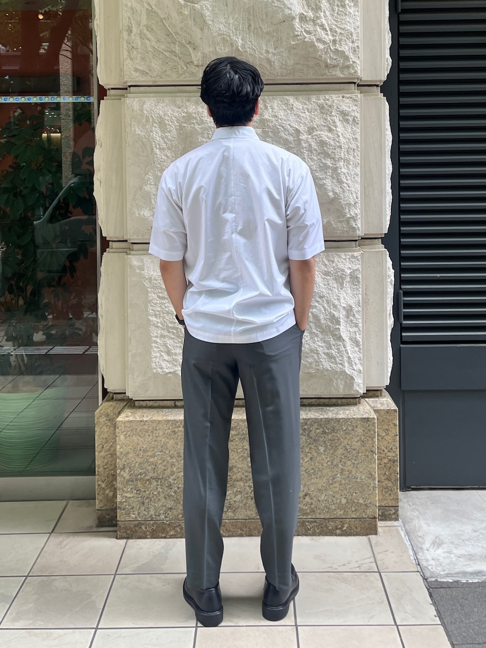 「シンプルコーデ、夏コーデ、休日コーデ、メンズファッション、革靴、お出かけコーデ、サングラス、半袖シャツ、40代ファッション、シャツスタイル、ローファー、クールビズ、ビジネススタイル、デートコーデ」｜「ATONの【ATON/エイトン】SUVIN BROAD OVERSIZED SHORT SLEEVE SHIRT/スビンブロードショートスリーブシャツ（シャツ/ブラウス、ホワイト系）」を使った、THE TOKYO STAFFさん（メンズ・172cm）の春コーディネートの3枚目の写真