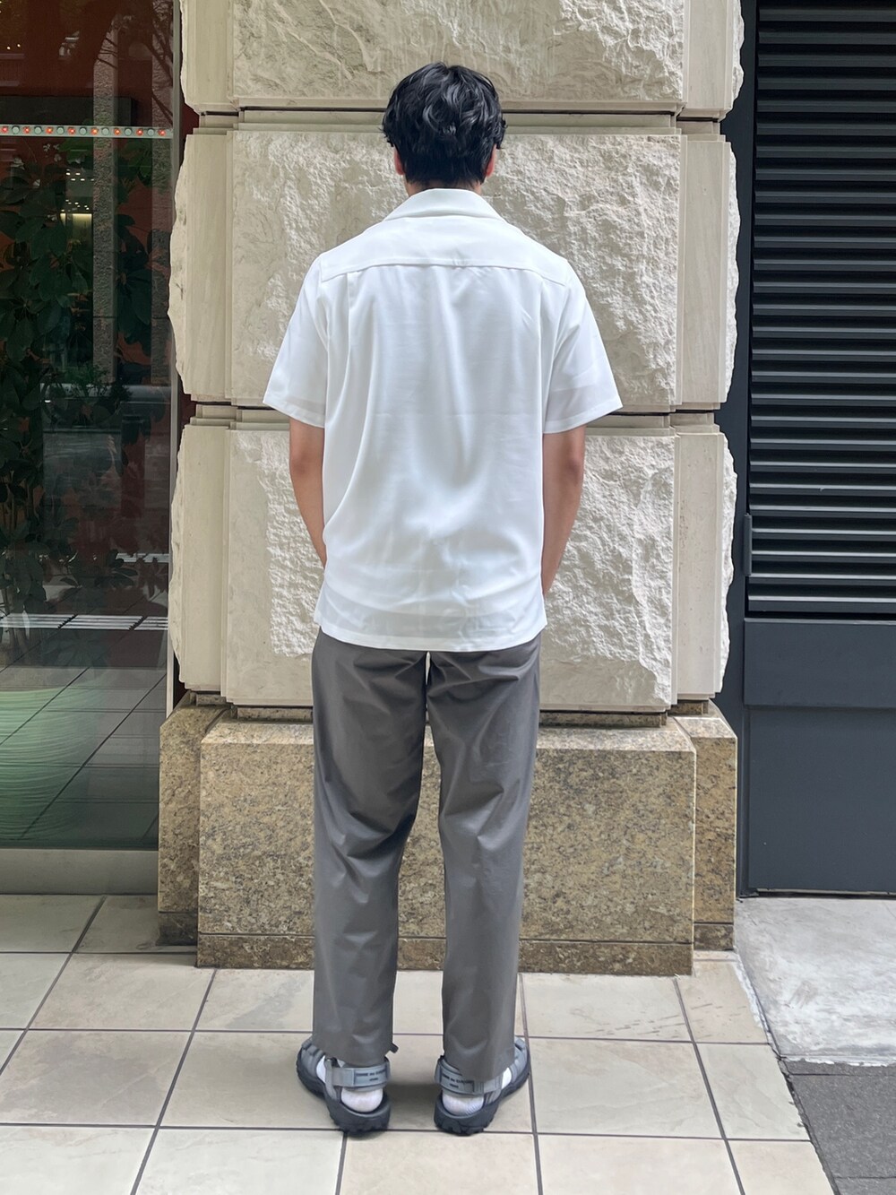 ホワイト系のシャツ/ブラウス、グリーン系のスラックスを着用したメンズの夏コーディネートの3枚目の写真