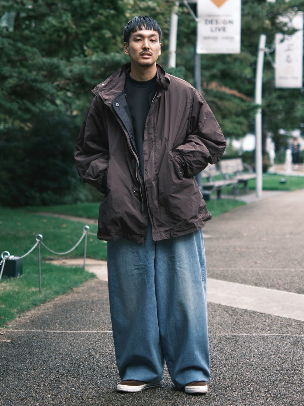 ブラウン系のモッズコートを着用したメンズの秋コーディネートの2枚目の写真