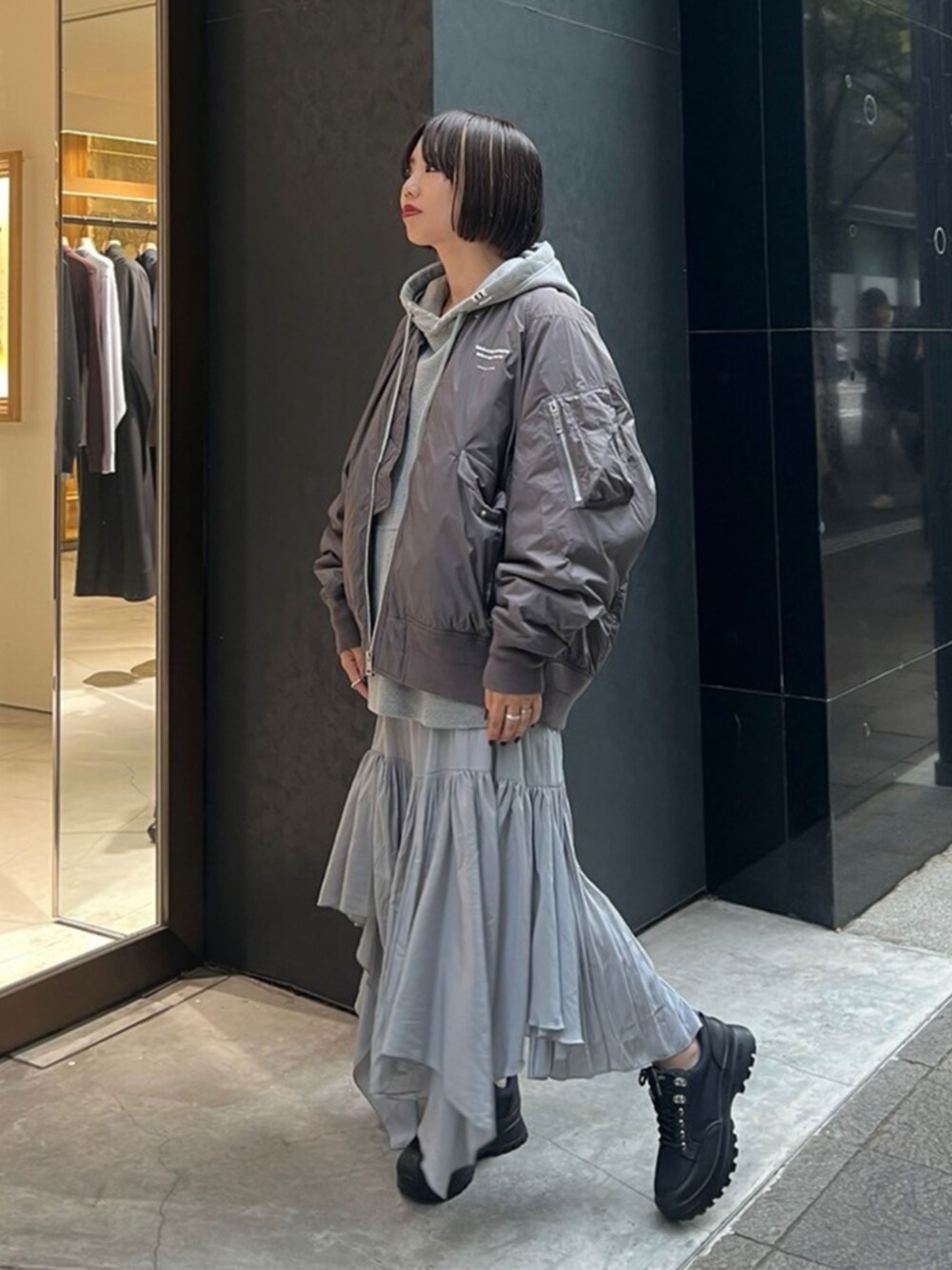 グレー系のワンピース、グレー系のブルゾンを着用したレディースの秋コーディネートの2枚目の写真