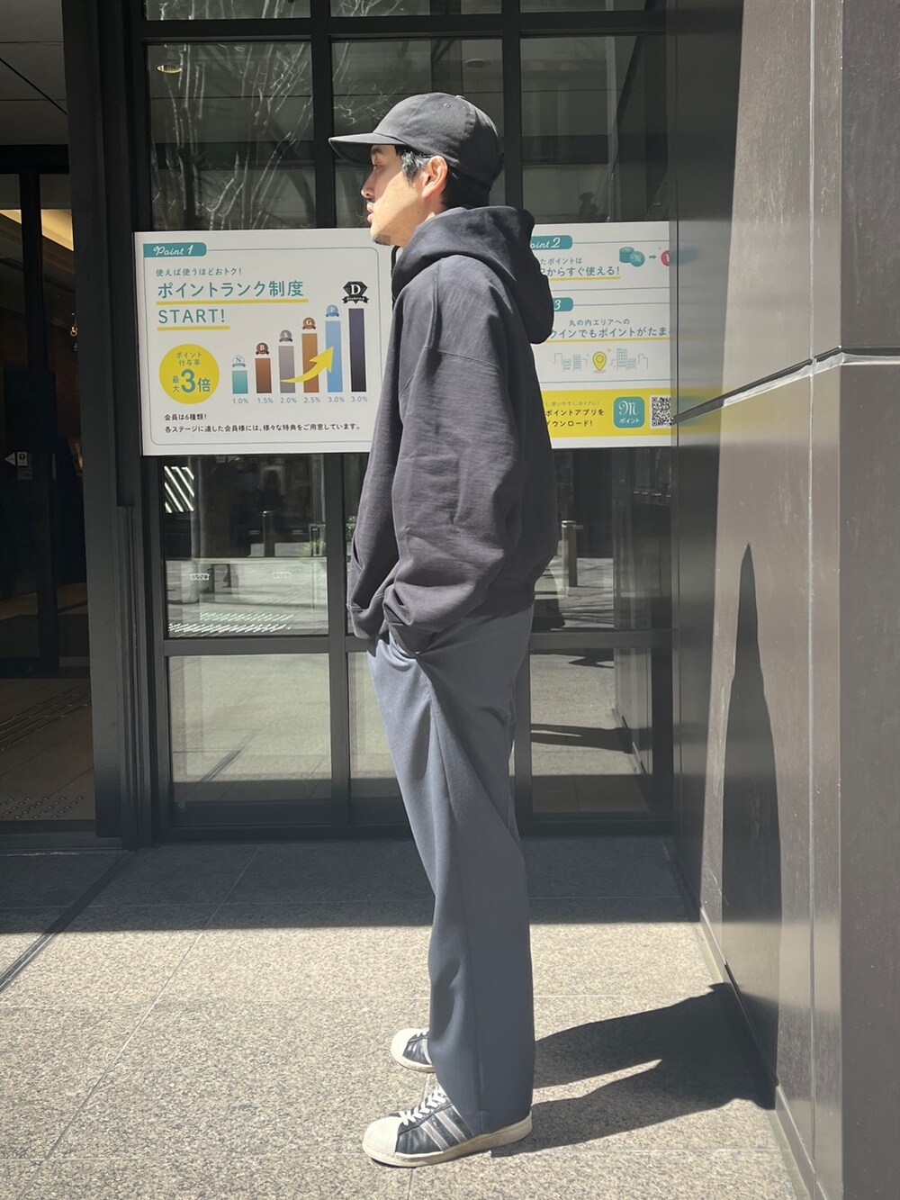 「春のおしゃ見えテクニック、スラックス、ストリート、メンズコーデ、シンプルスタイル、ファッションを楽しもう、大人カジュアル、ビッグシルエット、シンプルコーデ、パーカー、着回しコーデ」｜「markawareの【MARKAWARE/マーカウェア】別注 ORGANIC COTTON HUGE PARKA SHORT/別注 オーガニックコットンヒュージスウェットパーカーショート（パーカー、ブラック系）」を使った、THE TOKYO STAFFさん（メンズ・172cm）の春コーディネートの2枚目の写真
