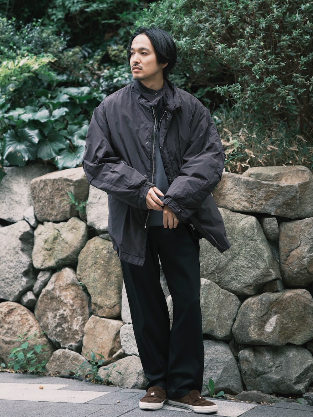 ブラック系のモッズコート、ブラック系のスラックス、ブラック系のモッズコートを着用したメンズの秋コーディネートの3枚目の写真