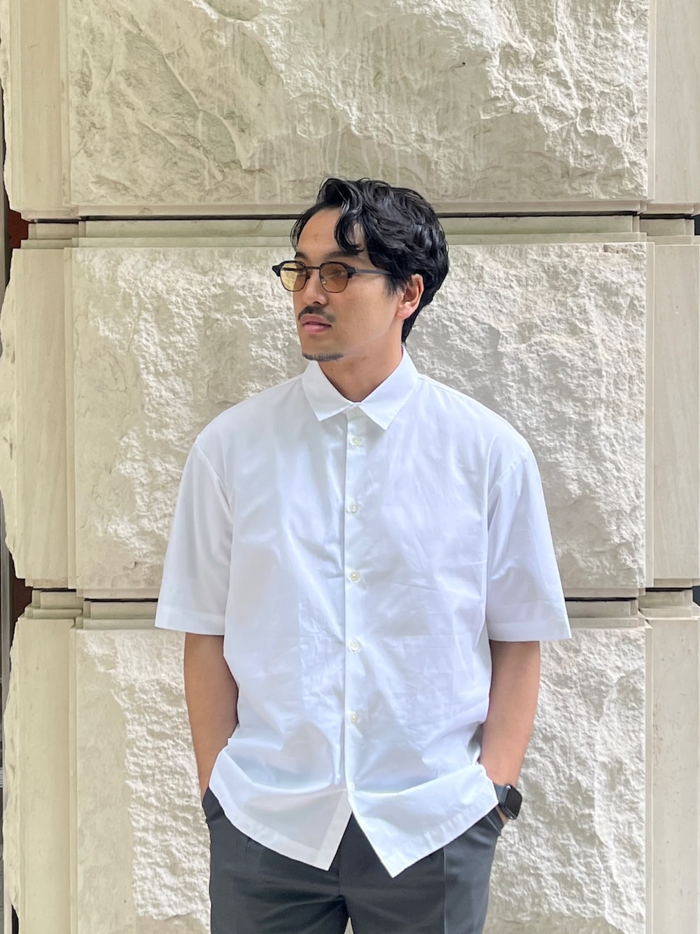 「シンプルコーデ、夏コーデ、休日コーデ、メンズファッション、革靴、お出かけコーデ、サングラス、半袖シャツ、40代ファッション、シャツスタイル、ローファー、クールビズ、ビジネススタイル、デートコーデ」｜「ATONの【ATON/エイトン】SUVIN BROAD OVERSIZED SHORT SLEEVE SHIRT/スビンブロードショートスリーブシャツ（シャツ/ブラウス、ホワイト系）」を使った、THE TOKYO STAFFさん（メンズ・172cm）の春コーディネートの4枚目の写真