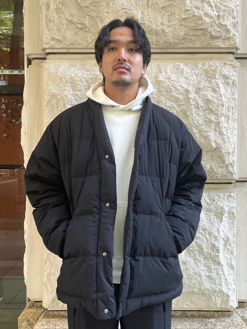 「ファッションを楽しもう、モノトーン、ビッグシルエット、シンプルコーデ、メンズコーデ、オトナカジュアル、おしゃれさんと繋がりたい、ゆるコーデ、カジュアル、ワイドパンツ、秋冬、低身長コーデ、カジュアルコーデ、ストリートコーデ、冬服」｜「WHITE MOUNTAINEERINGの【White Mountaineering/ ホワイトマウンテニアリング】EX. ×TAION GORE TEX WINDSTOPPERHANTEN DOWN JACKET/THE TOKYO限定　×タイオンゴアテックスウィンドストッパーハンテンダウンジャケット（ダウンジャケット/コート、ブラック系）」を使った、THE TOKYO STAFFさん（メンズ・172cm）の秋コーディネートの3枚目の写真